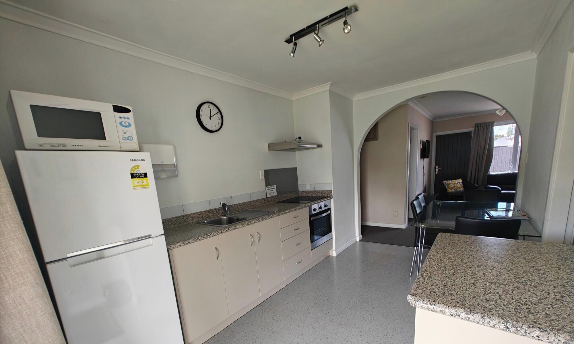 Suite Standard, 2 chambres, non-fumeurs, salle de bains commune (Unit) | Restauration dans la chambre