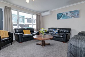 Suite estándar, 2 habitaciones, no fumadores, baño compartido (Unit) | Zona de estar | Una televisión de pantalla plana, Netflix, juguetes, libros
