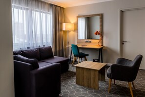 Ropa de cama de alta calidad y caja de seguridad en la habitación 