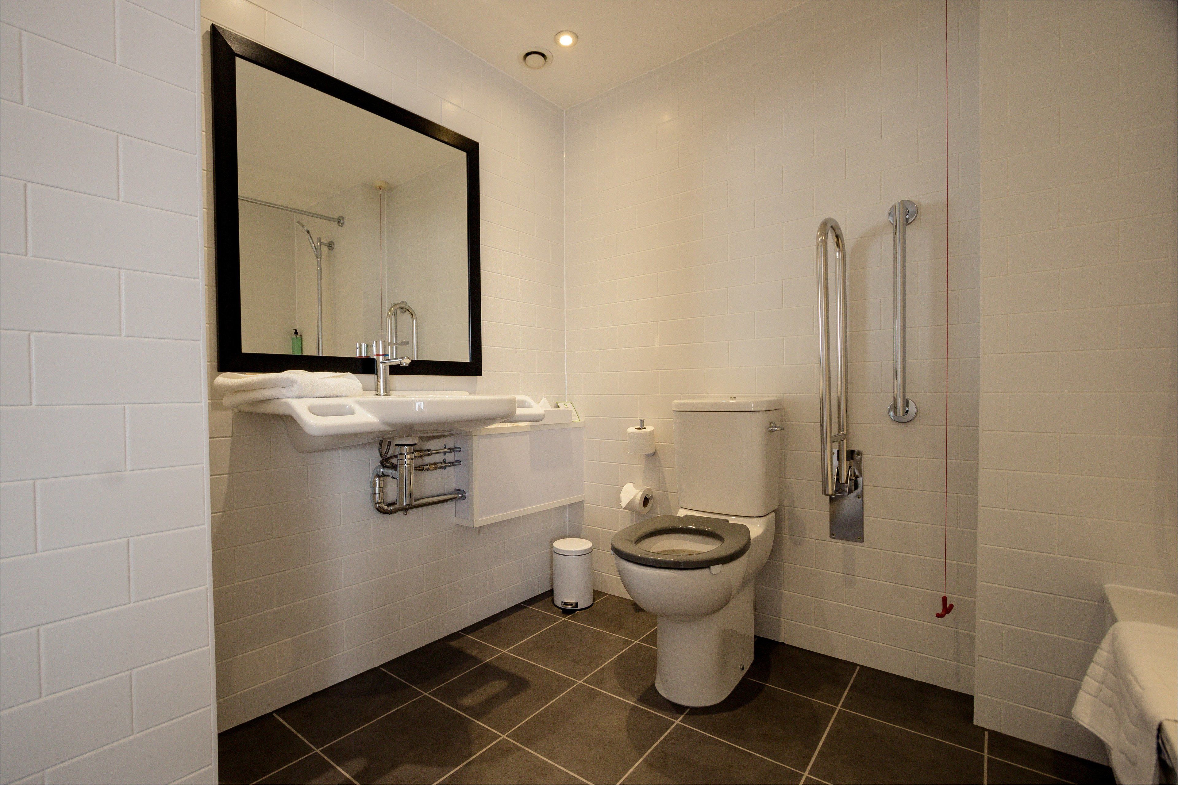 combined shower/bathtub, free toiletries, hair dryer, towels