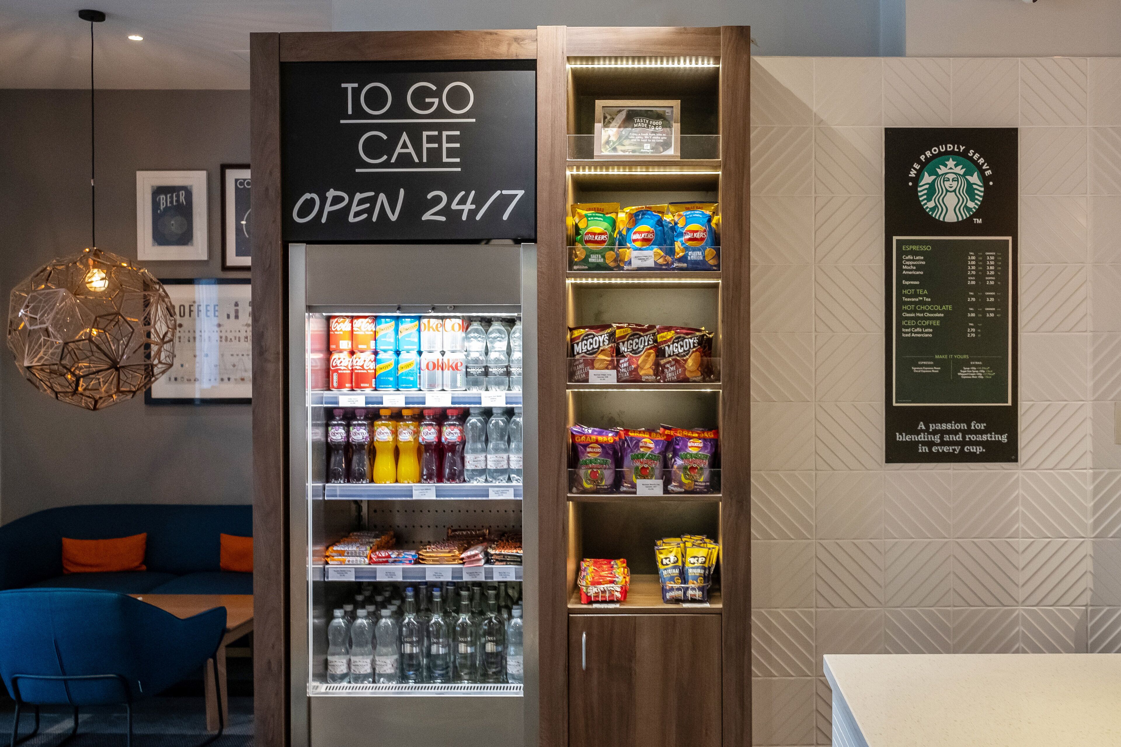 Un café ouvert 24 heures sur 24, proposant une variété de collations et affichant le menu de Starbucks.
