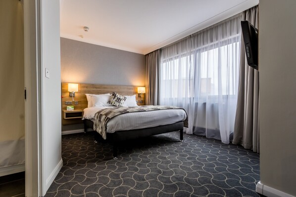 Ropa de cama de alta calidad y caja de seguridad en la habitación 