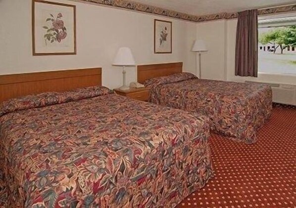 Cortinas blackout, tabla de planchar con plancha y camas extra