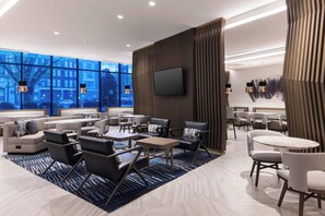 2 bares, salón lounge en el lobby