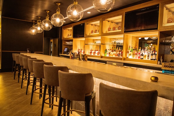 2 bars/lounges, lobby lounge