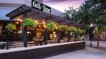 2 Bars/Lounges, Lobby-Lounge