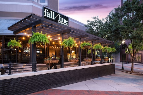 2 bars/lounges, lobby lounge