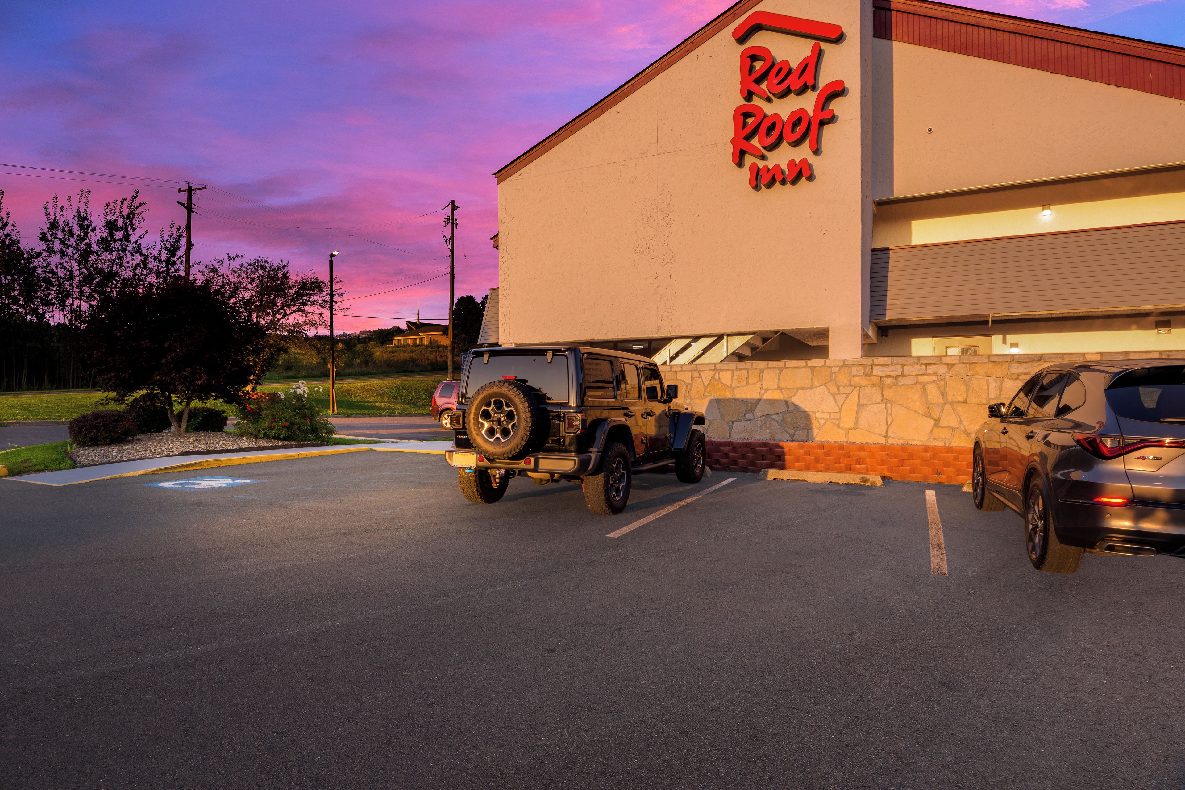 Un edificio con una insegna che recita 'Red Roof Inn'.