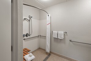 Quarto standard, 1 cama King, acessível (Smoke Free, Roll-In Shower) | Banheiro | Chuveiro/banheira combinados, produtos de toalete grátis