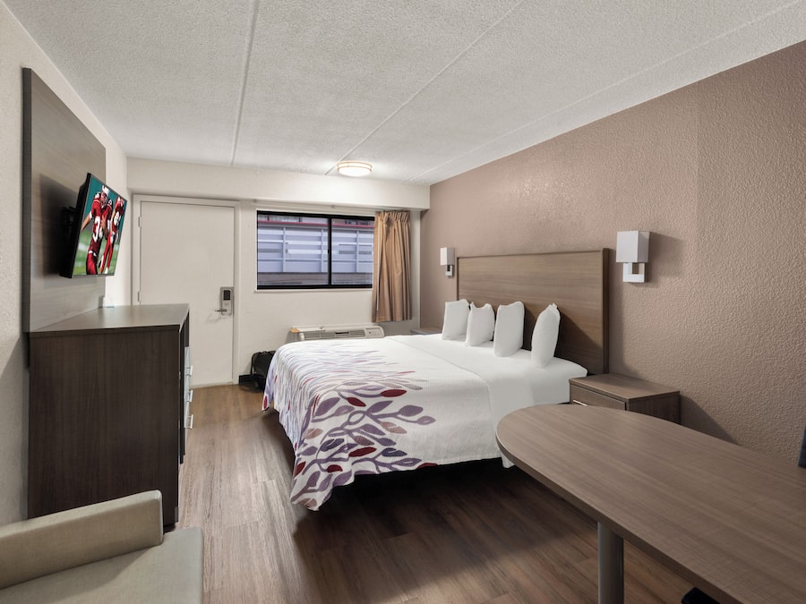 Superior Room, 1 King Bed (Smoke Free) | Desk, laptop workspace, blackout drapes, WiFi (free)