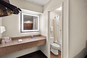Kamar Superior, 1 Tempat Tidur King (Smoke Free) | Kamar mandi | Kombinasi shower/bathtub, perlengkapan mandi gratis, handuk, dan sabun