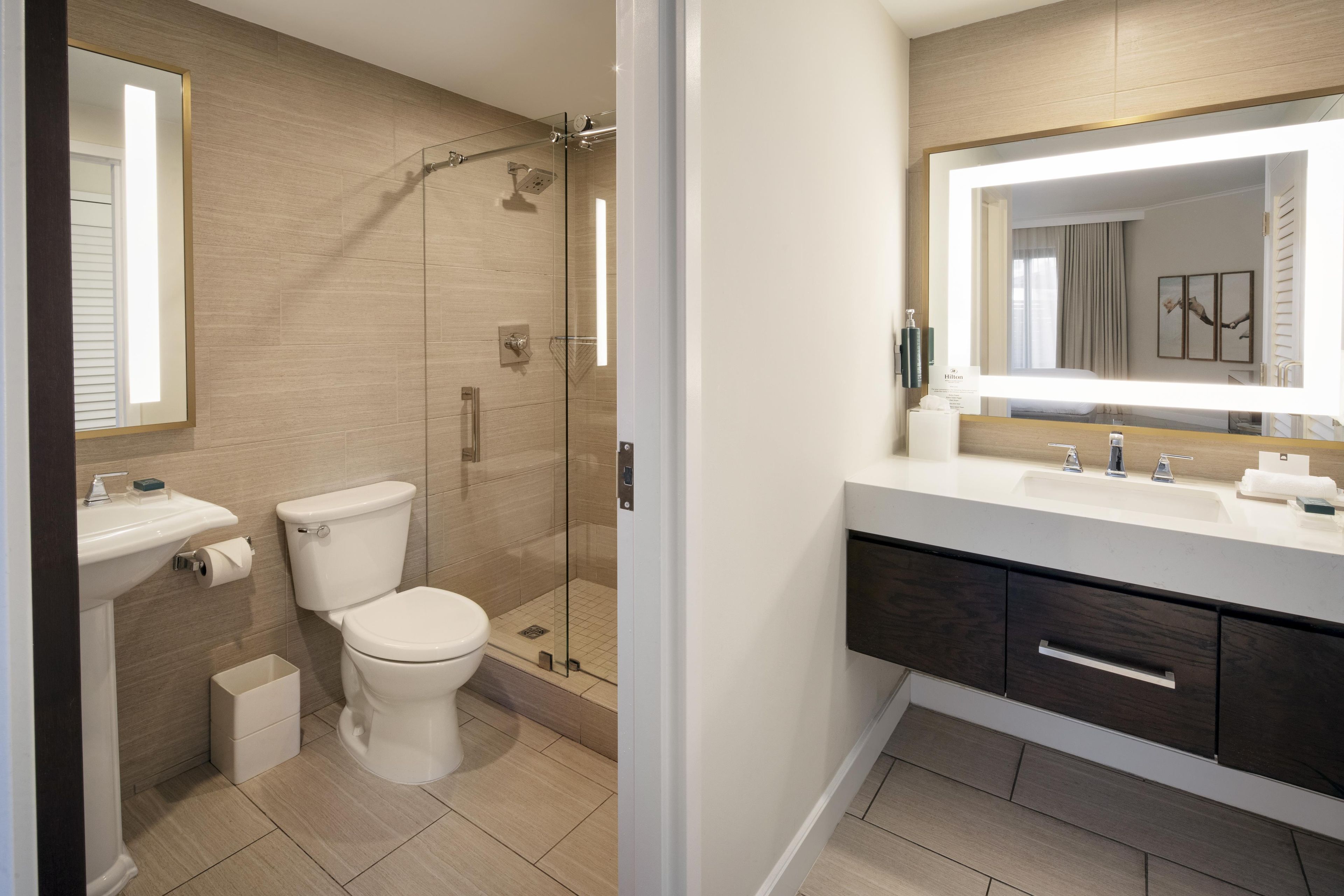Un bagno moderno con servizi igienici, lavandino e doccia.