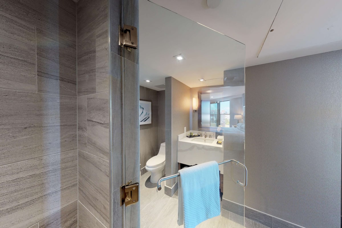 Premium Preferred 3 Room Suite Ocean View | Bathroom shower