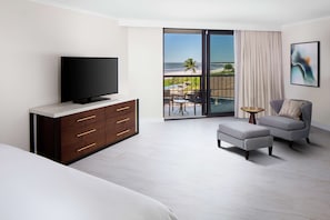 高級寢具、特厚豪華床墊、房內夾萬、書桌