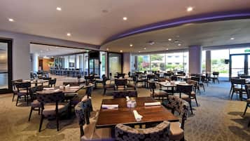 Melayani sarapan, makan siang, makan malam; sajian masakan Amerika