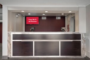 Una recepción con un cartel que indica Wi-Fi gratuito en todas las habitaciones.