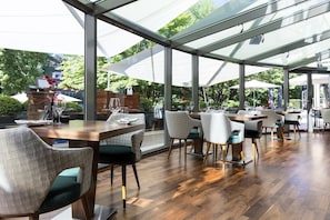 4 restaurantes, com serviço de almoço e jantar; culinária internacional