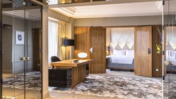 Ein modernes Hotelzimmer mit einem großen Bett, einem Schreibtisch und einer Glaskabine.
