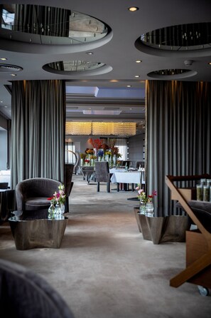 4 restaurants, lunch, dinner served; international cuisine