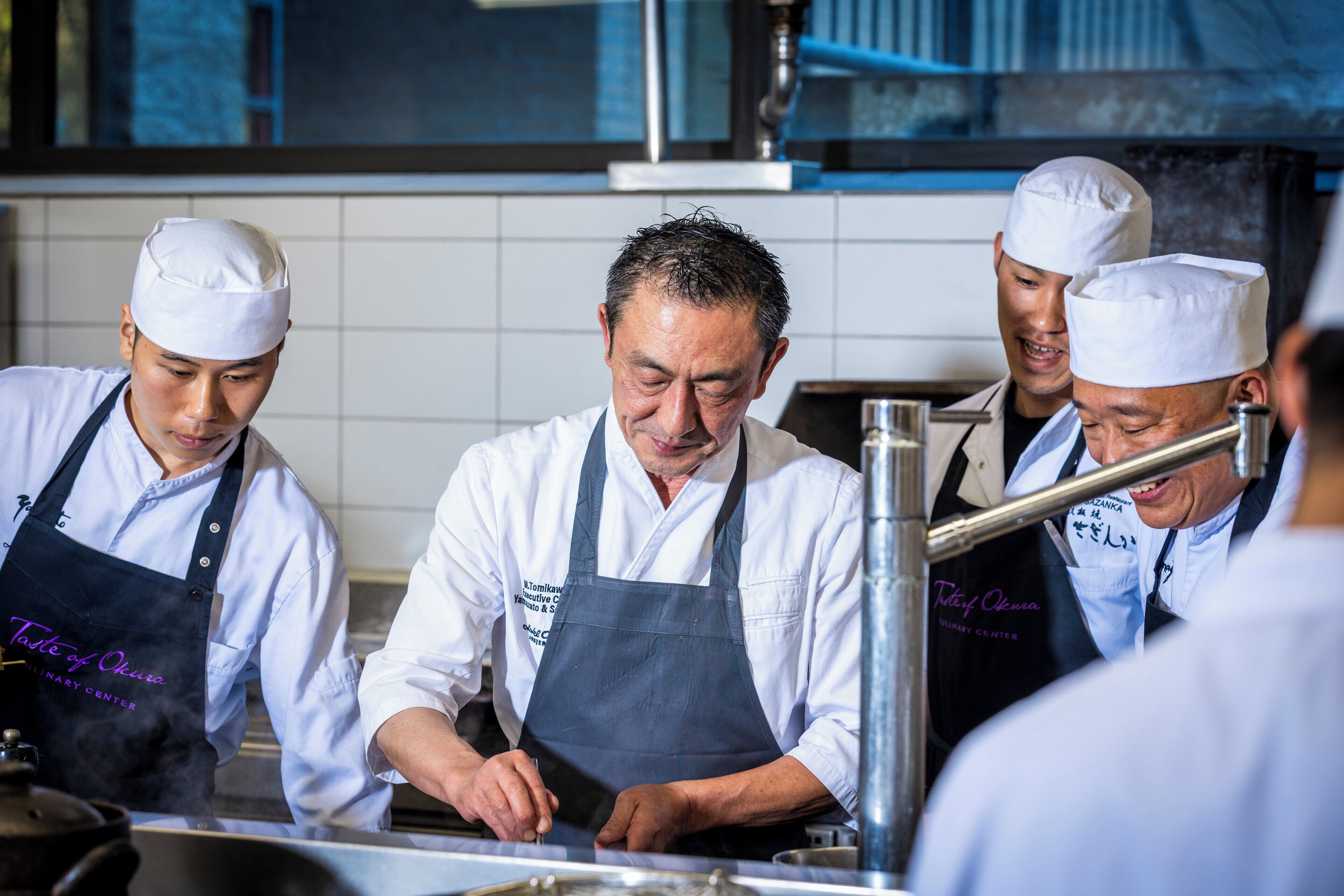 4 restaurants, lunch, dinner served; international cuisine