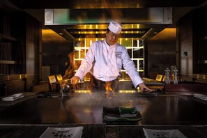 4 restaurants; ze serveren er lunch en diner 