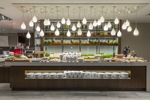 Petit déjeuner buffet (42 EUR par personne)