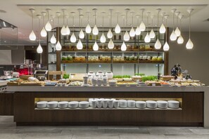 Desayuno buffet todos los días (EUR 40 por persona) 