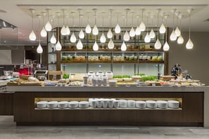 Petit déjeuner buffet (42 EUR par personne)
