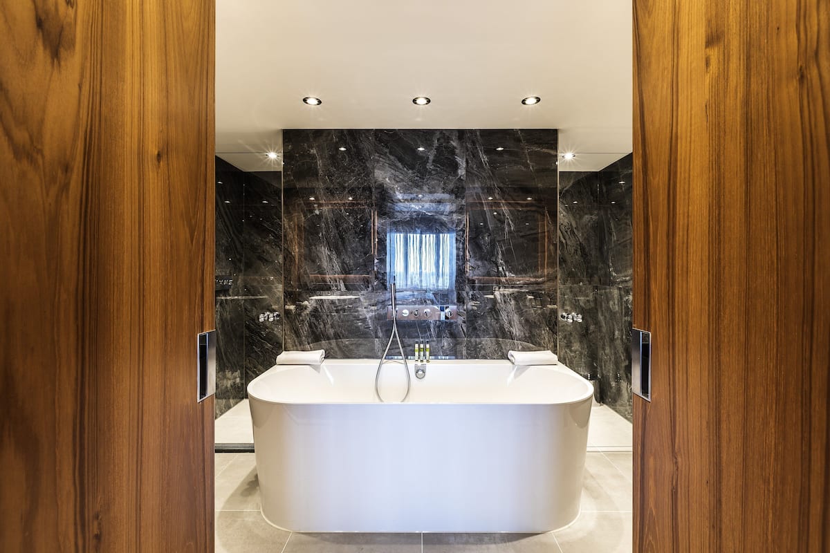 Royal Suite | Badezimmer | Badewanne und Dusche (separat), Komfortbadewanne, Regendusche