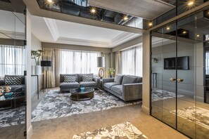Royal kamer | Hypoallergeen beddengoed, een minibar, een kluis op de kamer, een bureau