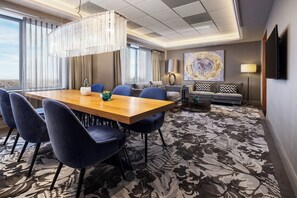 The Okura Apartment | Allergitestet sengetøy, minibar, safe på rommet og skrivebord