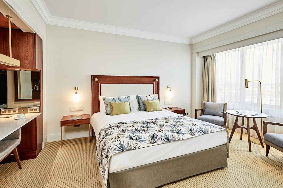 Hypo-allergenic bedding, minibar, in-room safe, desk