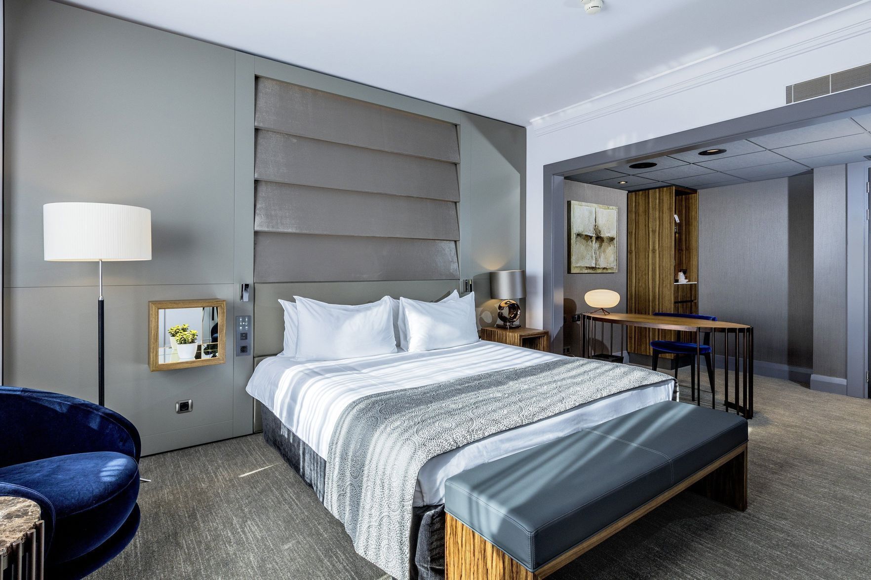 Literie hypoallergénique, minibar, coffres-forts dans les chambres