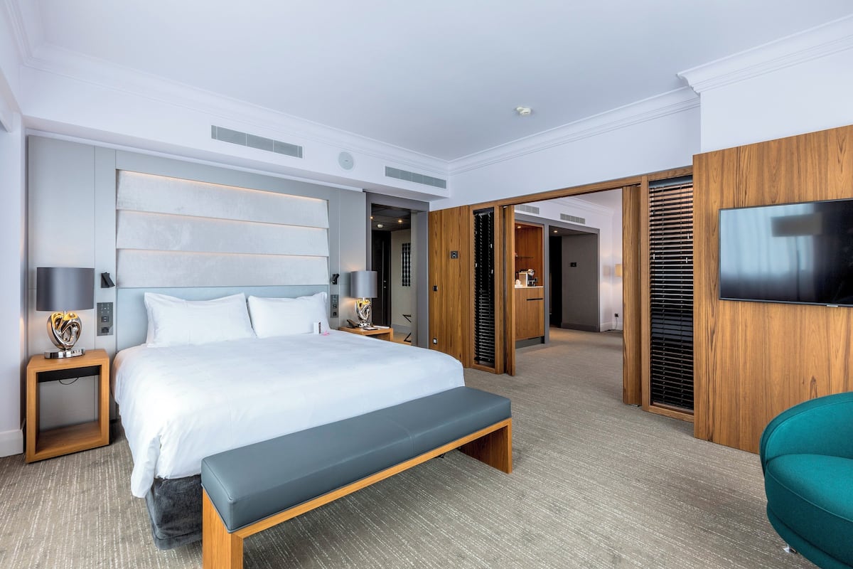 Corner Suite | Hypo-allergenic bedding, minibar, in-room safe, desk