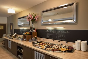 Desayuno buffet (EUR 12 por persona)