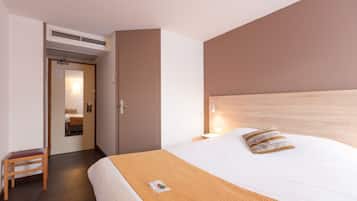 1 quarto, escrivaninha, cortinas blackout, quartos à prova de som