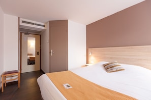Schreibtisch, Verdunkelungsvorhänge, schallisolierte Zimmer