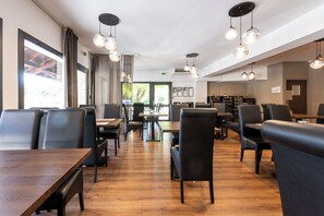 Phục vụ bữa trưa và bữa tối, món Pháp 