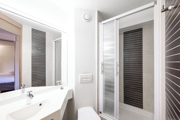 Shower, hair dryer, towels - Hôtel des Trois Massifs, Grenoble Sud Claix (Claix)
