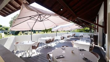 Déjeuner et dîner servis sur place, spécialités Cuisine française