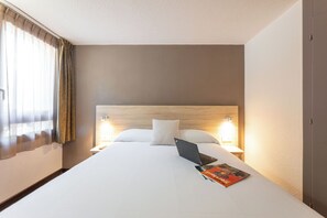 Double Room | Desk, blackout drapes, soundproofing, iron/ironing board - Hôtel des Trois Massifs (Claix)