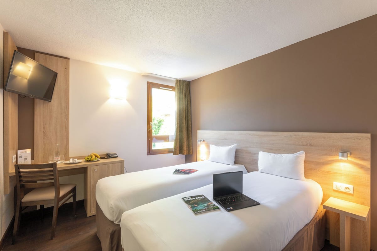 Twin Room | Desk, blackout drapes, soundproofing, iron/ironing board