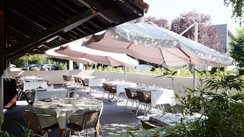 Déjeuner et dßner servis sur place, spécialités Cuisine française