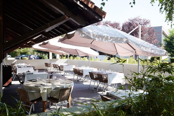 Lunch and dinner served, French cuisine