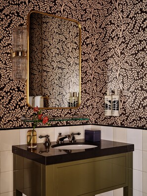 مستلزمات فاخرة للعناية الشخصية، مجففات شعر، مناشف، صابون