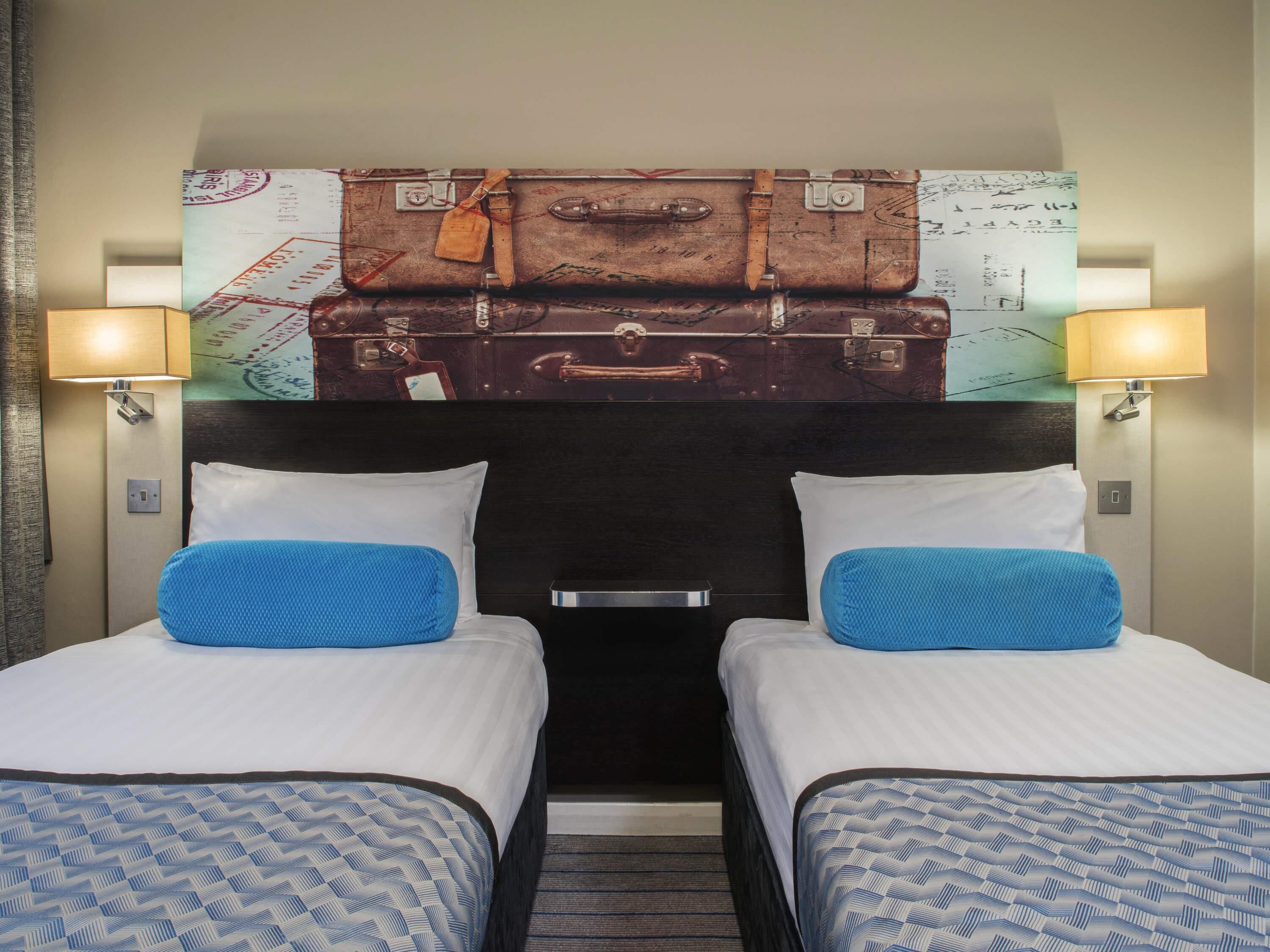 Quarto standard, 2 camas de solteiro | Cofres nos quartos, escrivaninha, cortinas blackout