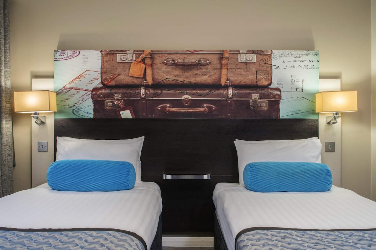 Standard Room, 2 Single Beds | In-room safe, desk, blackout curtains, soundproofing