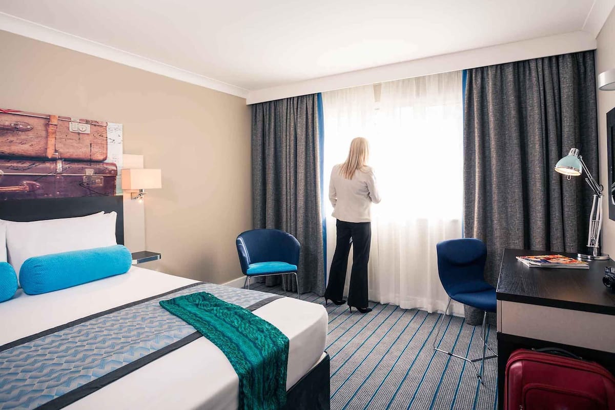 Cofres nos quartos, escrivaninha, cortinas blackout