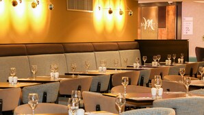 Breakfast and dinner served - Mercure London Heathrow Hotel (Hayes)
