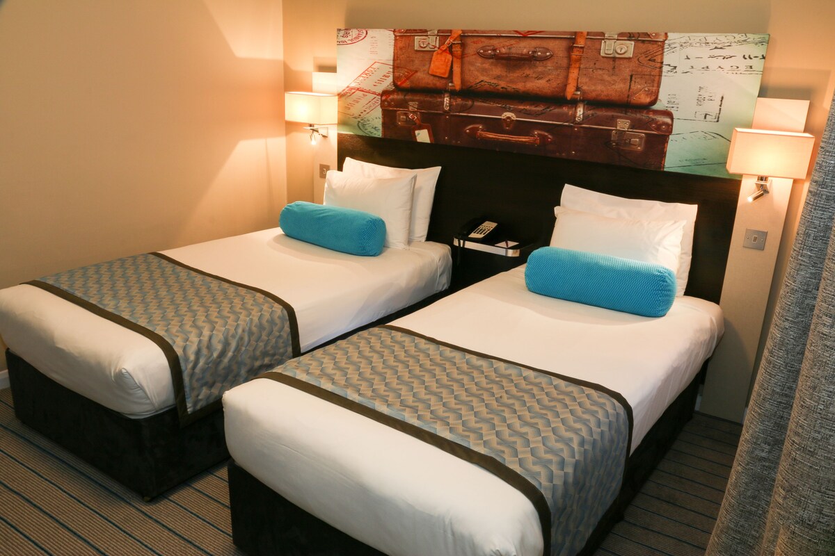 Standard Room, 2 Twin Beds | In-room safe, desk, blackout drapes, soundproofing